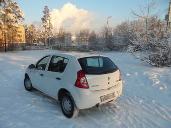 2011 Renault Sandero Photos