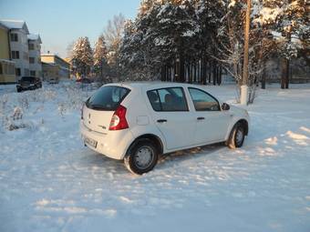 2011 Renault Sandero Photos