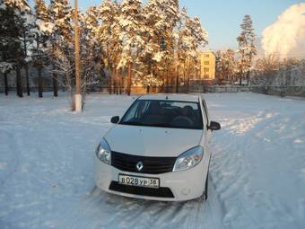 2011 Renault Sandero Photos