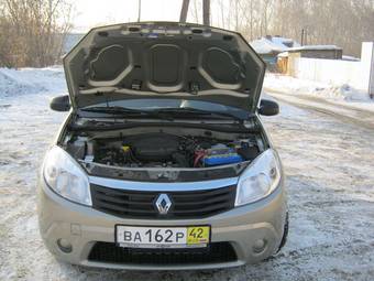 2011 Renault Sandero Pictures