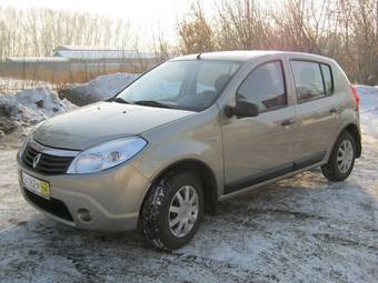 2011 Renault Sandero Photos