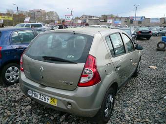 2011 Renault Sandero Photos