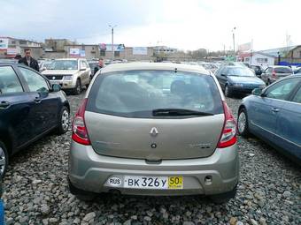 2011 Renault Sandero Pictures