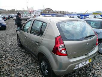 2011 Renault Sandero Photos