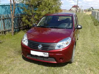 2011 Renault Sandero Photos