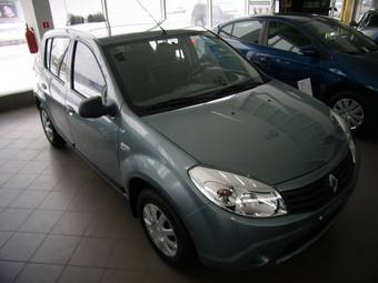 2012 Renault Sandero Photos