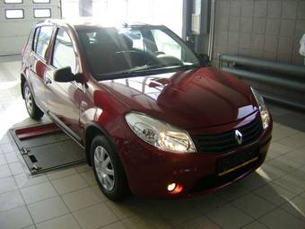 2012 Renault Sandero Pictures