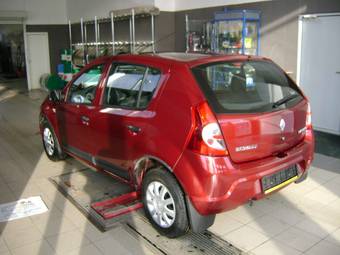 2012 Renault Sandero Photos