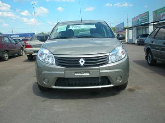 2012 Renault Sandero Photos