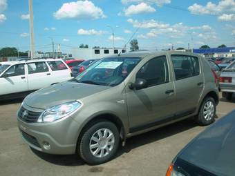 2012 Renault Sandero Photos