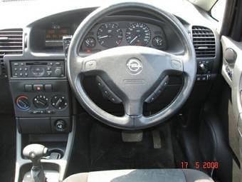 2001 Subaru Traviq Photos