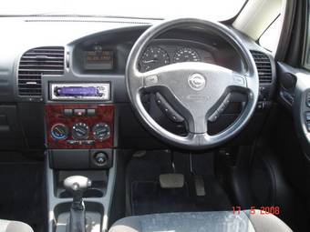 2001 Subaru Traviq Photos