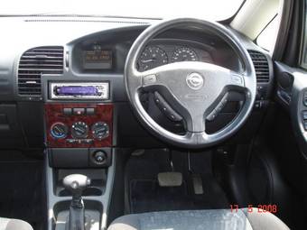 2001 Subaru Traviq Photos