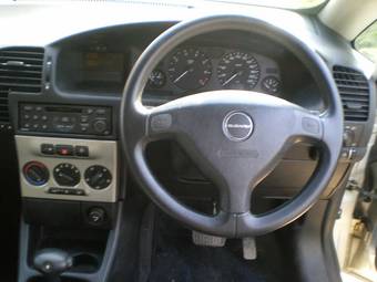 2001 Subaru Traviq Pics