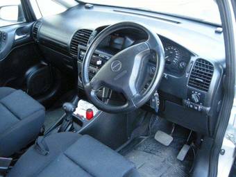 2001 Subaru Traviq Photos