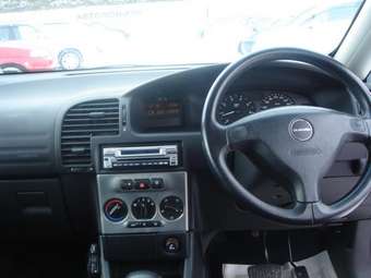 2002 Subaru Traviq Photos