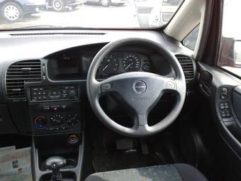 2002 Subaru Traviq Pictures