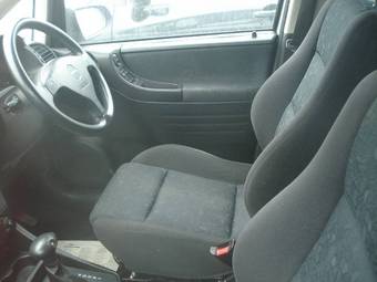 2002 Subaru Traviq Pictures