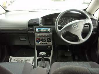 2004 Subaru Traviq Photos
