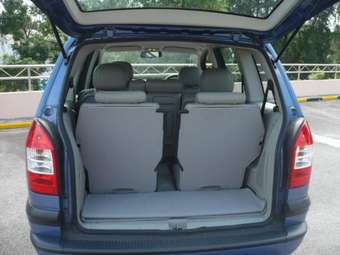 2004 Subaru Traviq Pictures