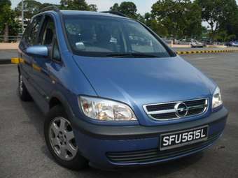 2004 Subaru Traviq Pictures