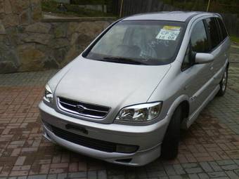 2004 Subaru Traviq Photos