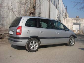 2004 Subaru Traviq Pictures