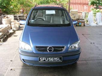 2004 Subaru Traviq Pictures