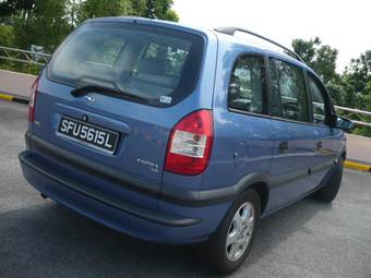 2004 Subaru Traviq Pics