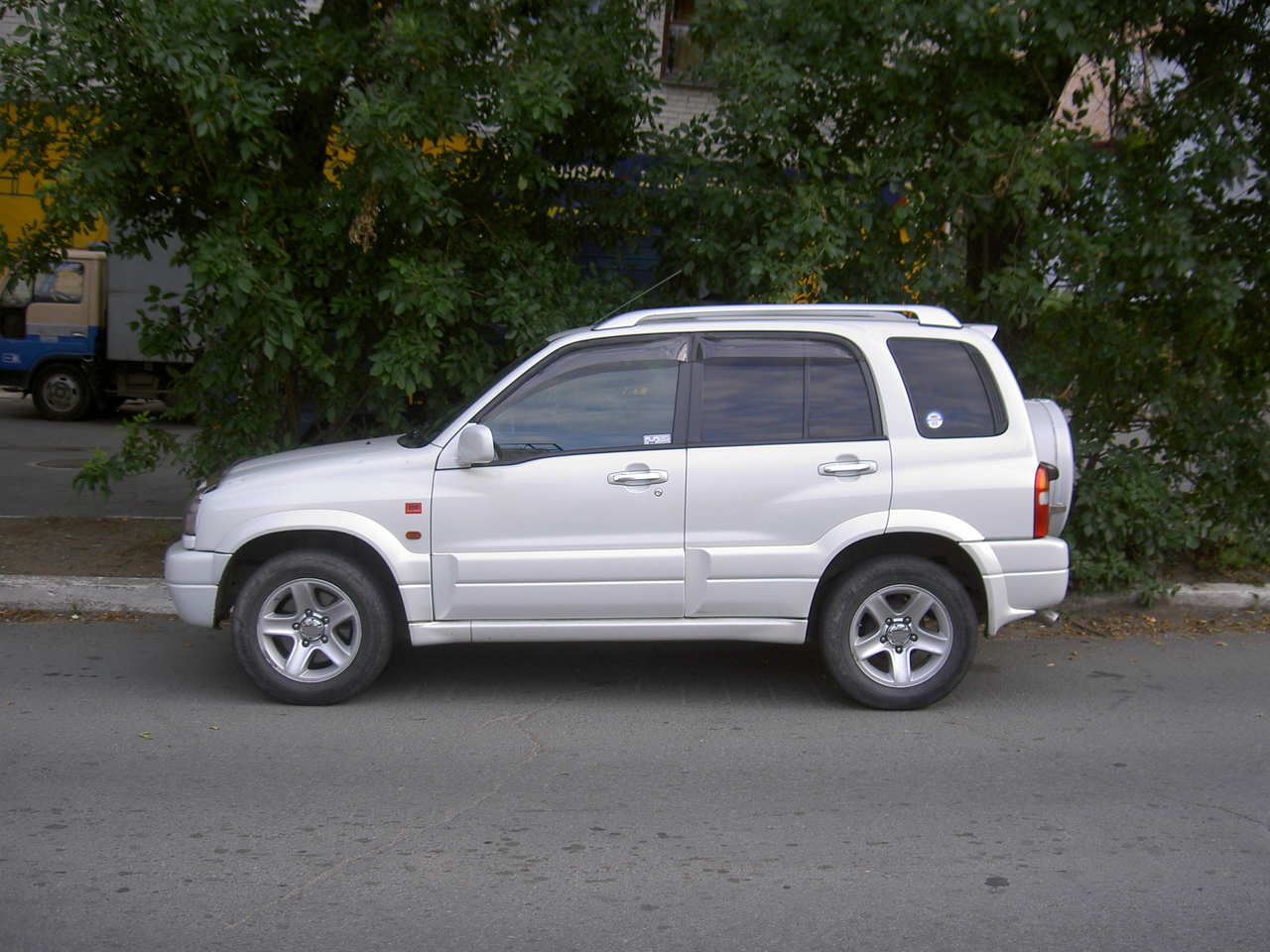 2001 Suzuki Escudo specs Engine size 2000cm3 Fuel type 