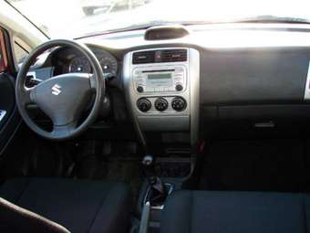 2005 Suzuki Liana Images