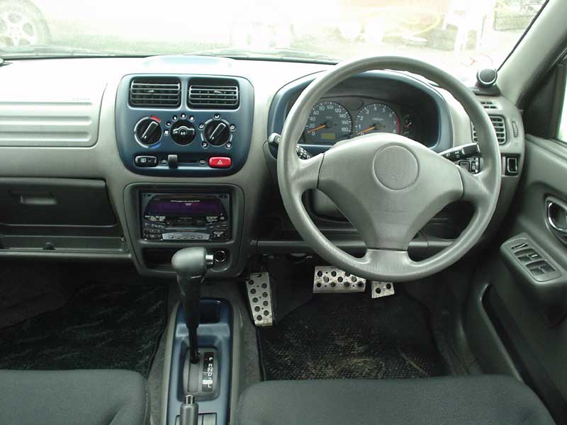 2000 Suzuki Swift Photos