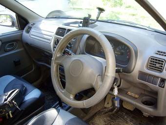 2001 Suzuki Swift Photos