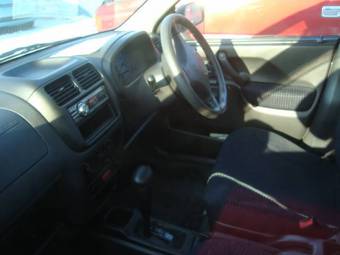 2003 Suzuki Swift Images