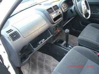 2003 Suzuki Swift Photos