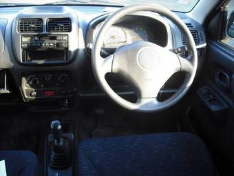 2003 Suzuki Swift Photos