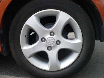 2004 Suzuki Swift Images