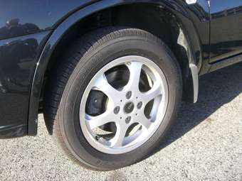 2004 Suzuki Swift Images