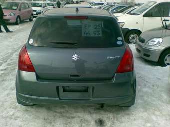 2004 Suzuki Swift Photos