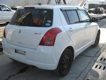 2004 Suzuki Swift Photos