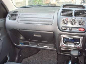 2004 Suzuki Swift Photos