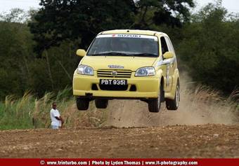 2004 Suzuki Swift Photos