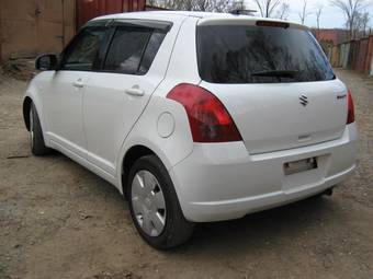 2004 Suzuki Swift Photos