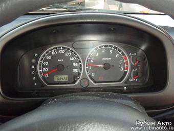 2004 Suzuki Swift Pictures