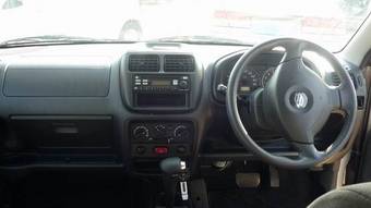 2004 Suzuki Swift Pictures