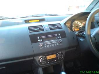 2005 Suzuki Swift Photos