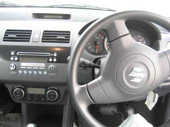 2005 Suzuki Swift Photos