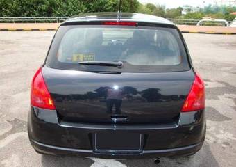 2005 Suzuki Swift Images