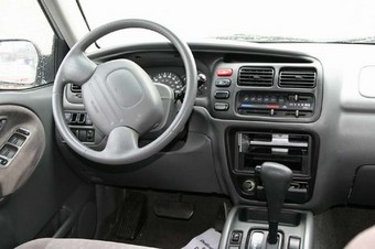 2000 Suzuki Vitara Photos