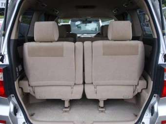 2005 Toyota Alphard Pictures